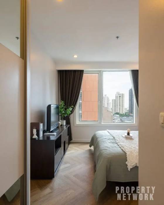 Spacious 1-bed, 1-bath 61 sqm unit on 14th floor at Siri Residence. Features 2 balconies and closed kitchen. For sale at ฿10.5M. Contact us for a viewing today!