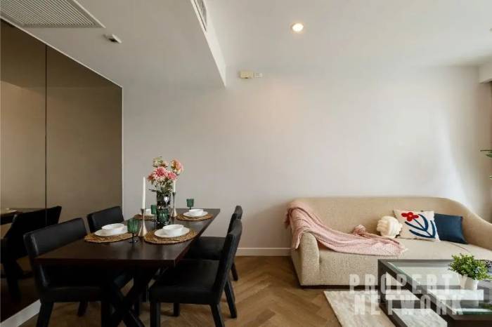 Spacious 1-bed, 1-bath 61 sqm unit on 14th floor at Siri Residence. Features 2 balconies and closed kitchen. For sale at ฿10.5M. Contact us for a viewing today!