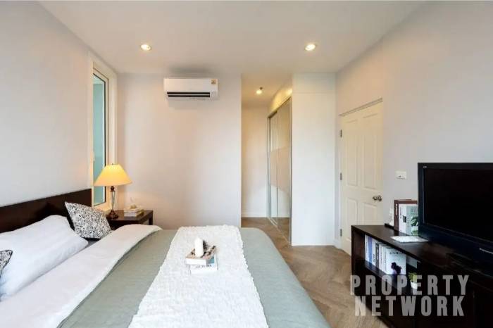 Spacious 1-bed, 1-bath 61 sqm unit on 14th floor at Siri Residence. Features 2 balconies and closed kitchen. For sale at ฿10.5M. Contact us for a viewing today!