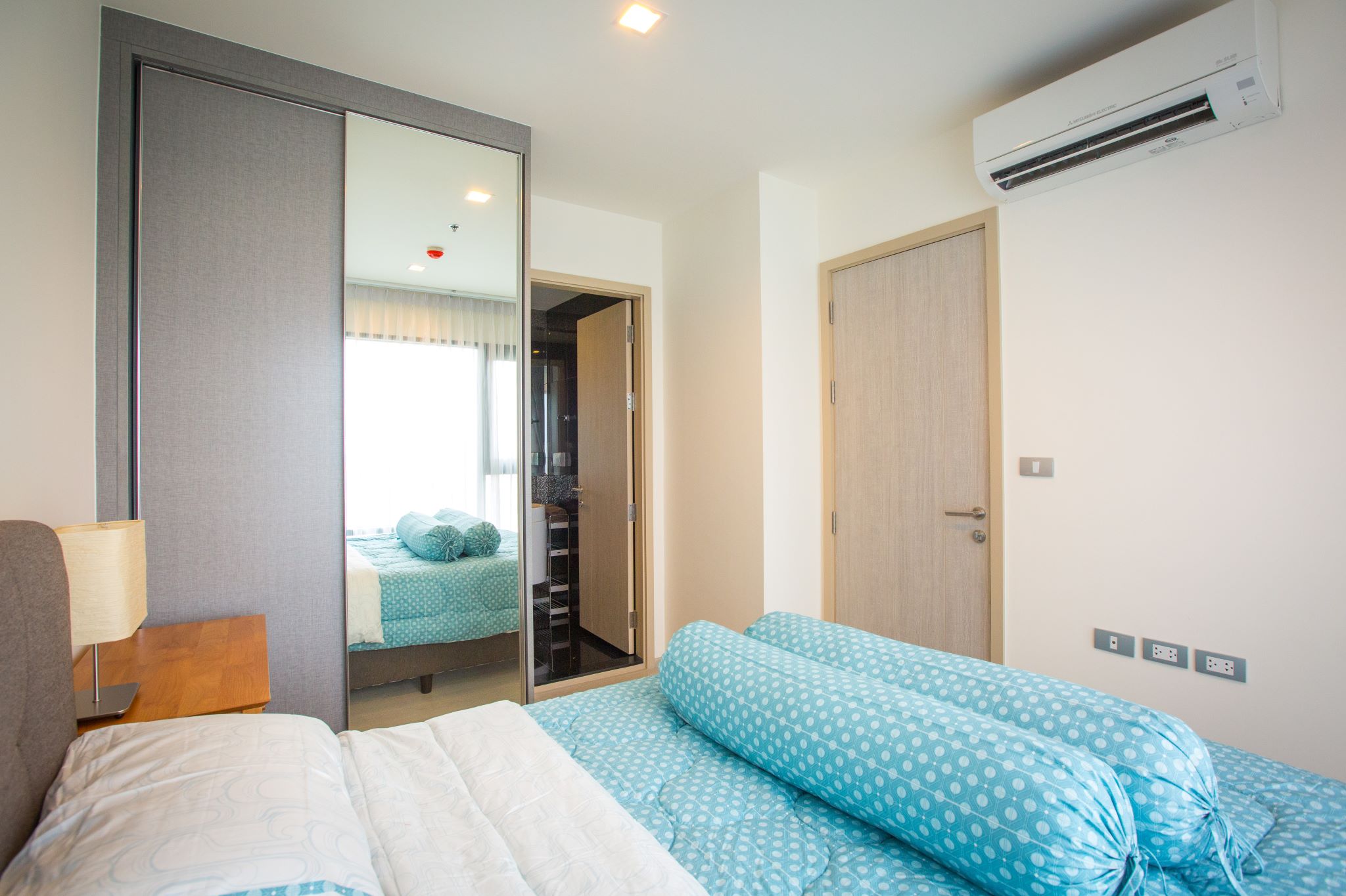Modern 1-bedroom condo in Thonglor, 33 sqm, 19th floor, pool view. For rent at 22K/month or for sale at 6.6M THB. Fully furnished and ready to move in.