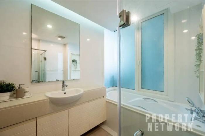 Spacious 1-bed, 1-bath 61 sqm unit on 14th floor at Siri Residence. Features 2 balconies and closed kitchen. For sale at ฿10.5M. Contact us for a viewing today!