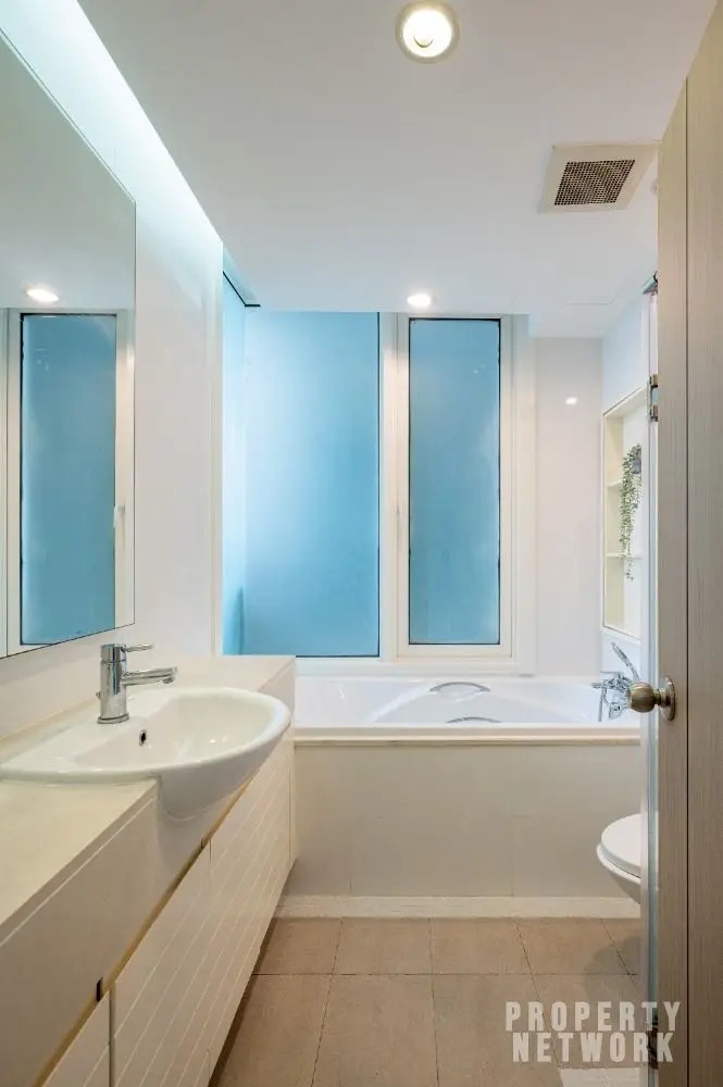 Luxury 1-bedroom condo in Siri Residence, 61 sqm, 14th floor, 2 balconies, 200m from Phrom Phong BTS. For sale at 10.5M THB. Prime location!