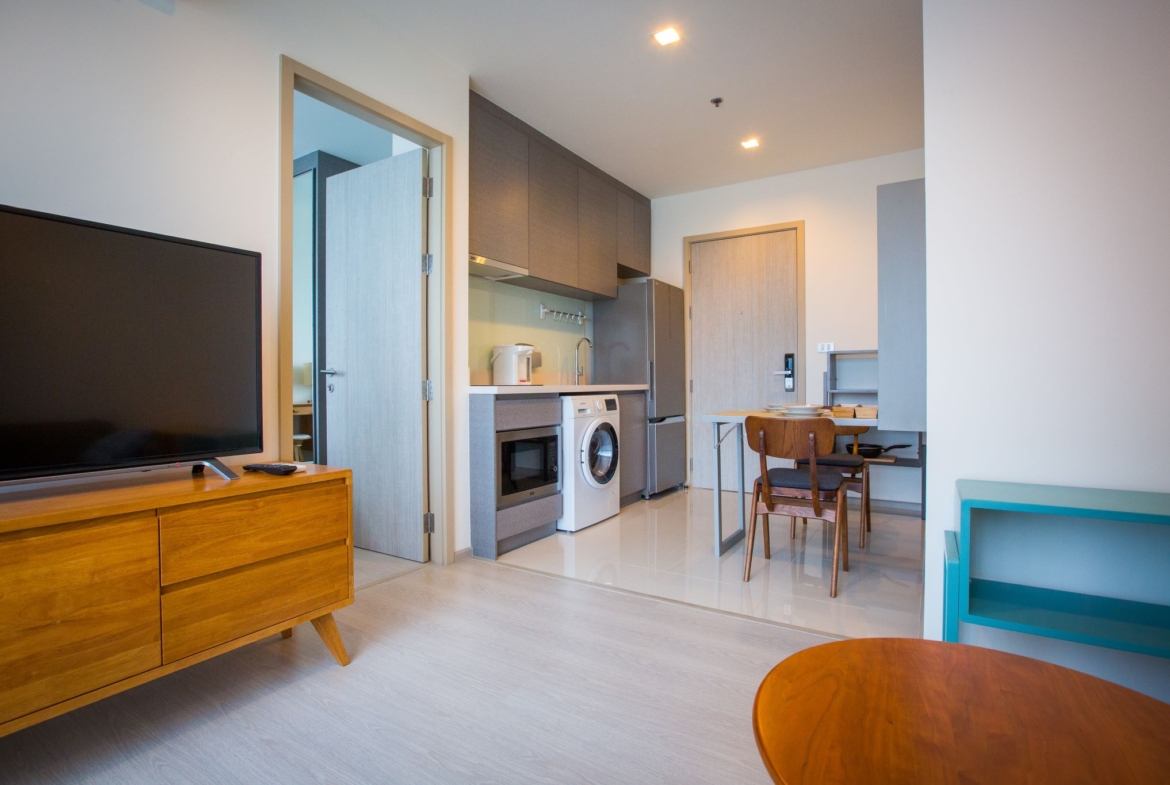 Modern 1-bedroom condo in Thonglor, 33 sqm, 19th floor, pool view. For rent at 22K/month or for sale at 6.6M THB. Fully furnished and ready to move in.