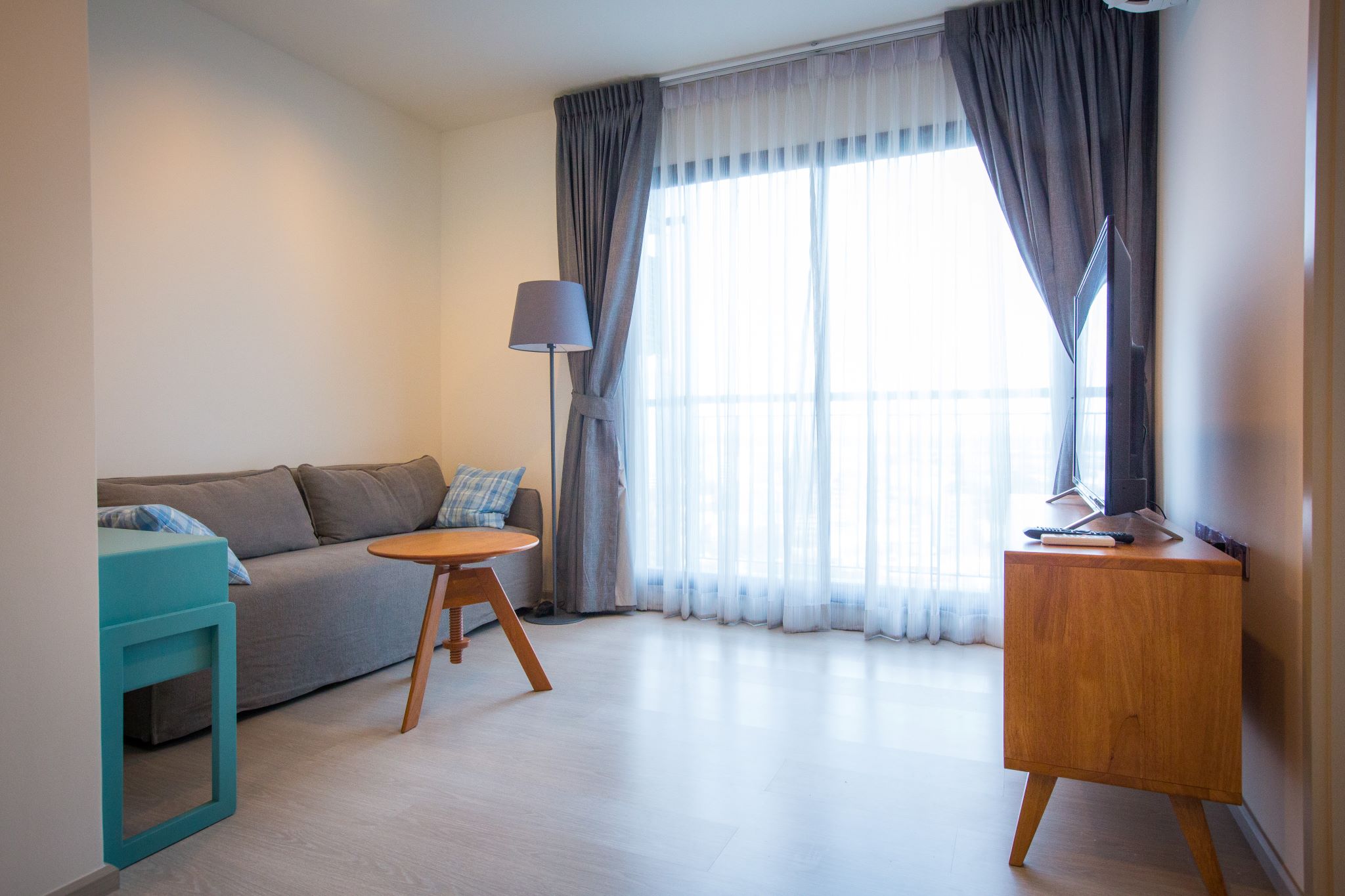 Modern 1-bedroom condo in Thonglor, 33 sqm, 19th floor, pool view. For rent at 22K/month or for sale at 6.6M THB. Fully furnished and ready to move in.
