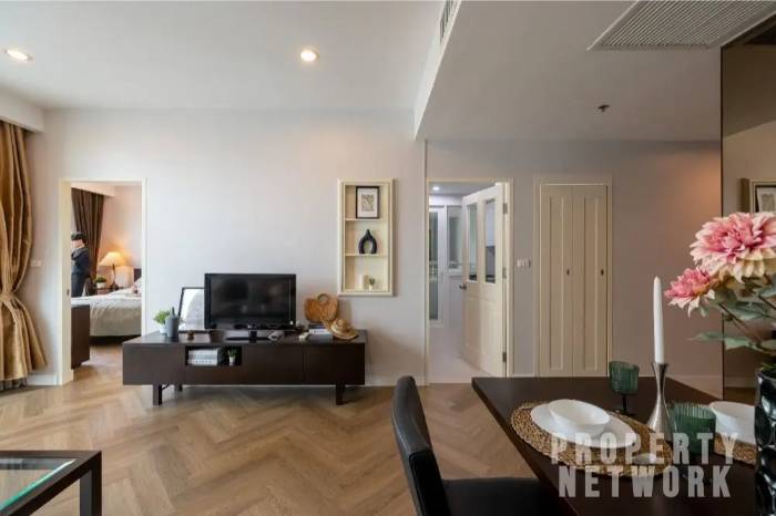 Spacious 1-bed, 1-bath 61 sqm unit on 14th floor at Siri Residence. Features 2 balconies and closed kitchen. For sale at ฿10.5M. Contact us for a viewing today!