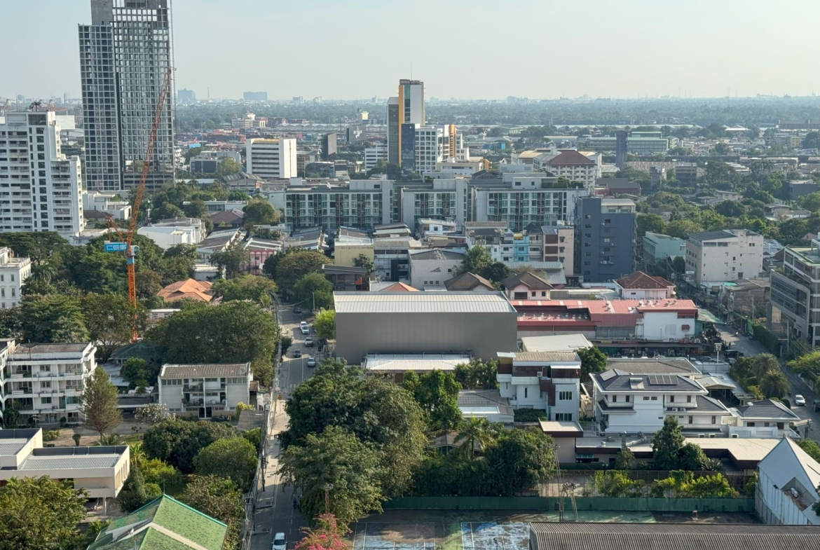 Modern 1-bedroom condo in Thonglor, 33 sqm, 19th floor, pool view. For rent at 22K/month or for sale at 6.6M THB. Fully furnished and ready to move in.