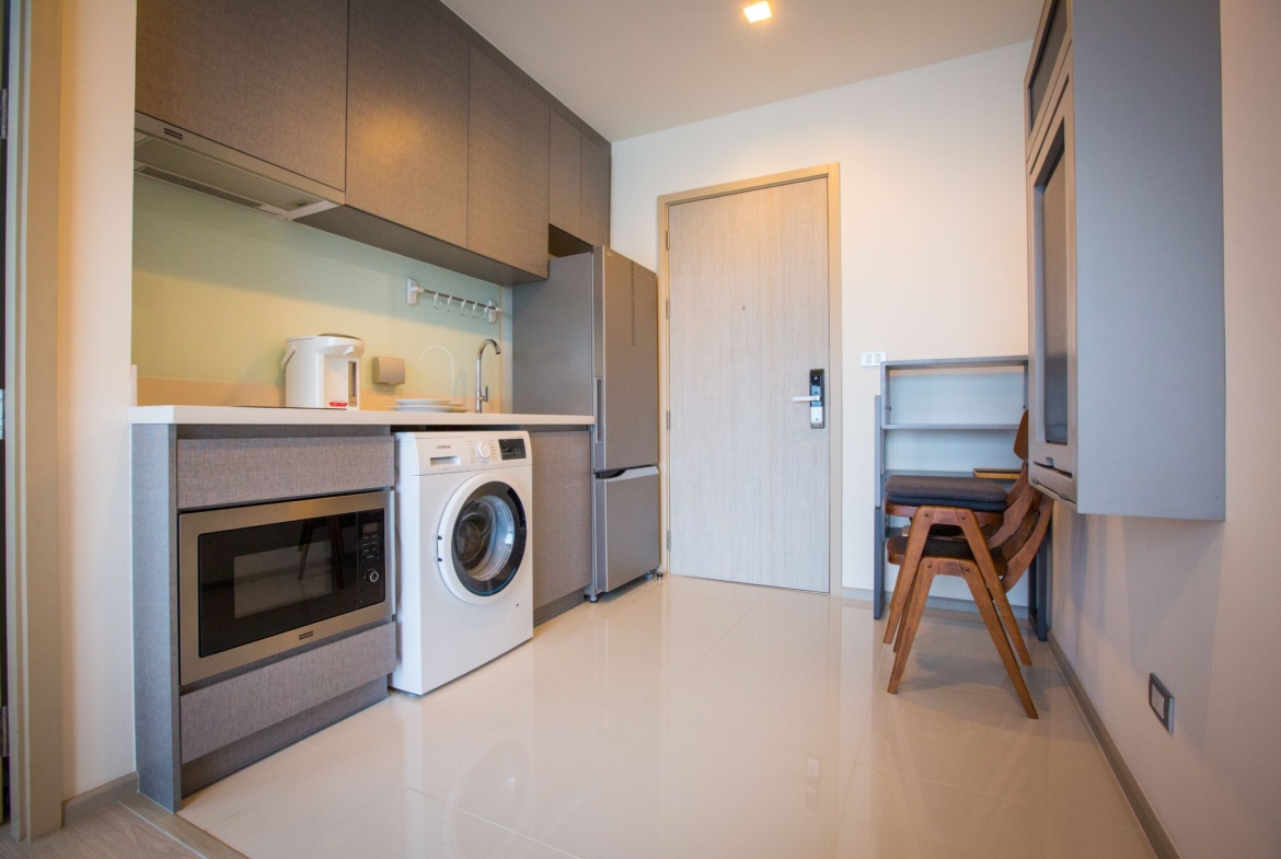 Modern 1-bedroom condo in Thonglor, 33 sqm, 19th floor, pool view. For rent at 22K/month or for sale at 6.6M THB. Fully furnished and ready to move in.