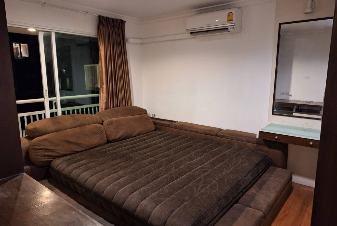 High-floor 2-bed, 3-bath 101 sqm unit at Grand Park View Asoke with wraparound balcony, Western kitchen, 2 parking. For rent at 49K/month. Inquire today!
