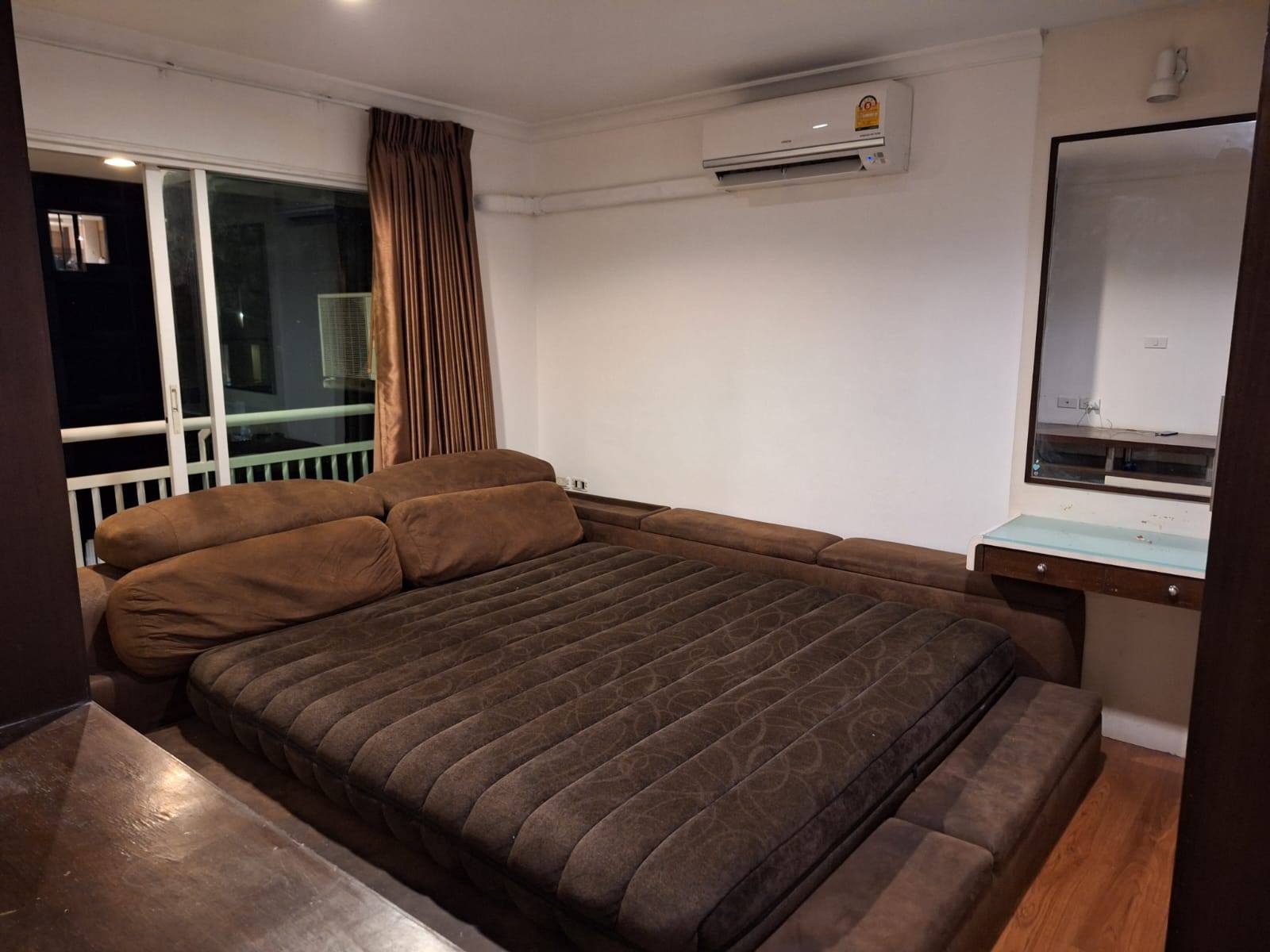 High-floor 2-bed, 3-bath 101 sqm unit at Grand Park View Asoke with wraparound balcony, Western kitchen, 2 parking. For rent at 49K/month. Inquire today!