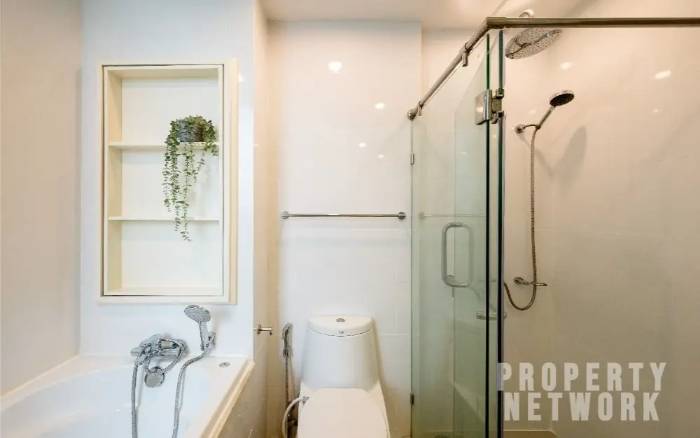 Spacious 1-bed, 1-bath 61 sqm unit on 14th floor at Siri Residence. Features 2 balconies and closed kitchen. For sale at ฿10.5M. Contact us for a viewing today!