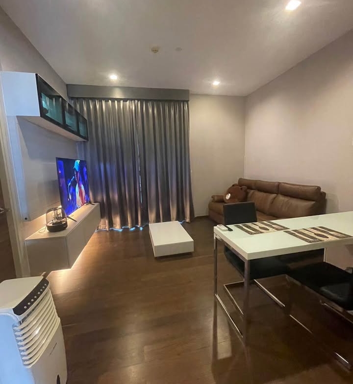 1-bed 1-bath 45 sqm condo on 35th floor at Q Asoke. Prime location near MRT. Tenanted until Apr 2026. For sale at 8MB. High-rise, fully furnished unit.