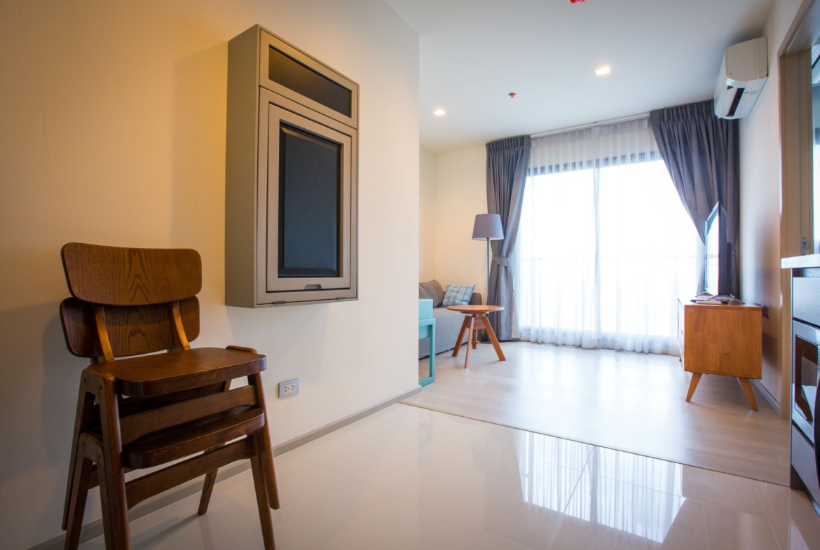 Modern 1-bedroom condo in Thonglor, 33 sqm, 19th floor, pool view. For rent at 22K/month or for sale at 6.6M THB. Fully furnished and ready to move in.