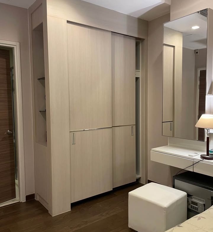 1-bed 1-bath 45 sqm condo on 35th floor at Q Asoke. Prime location near MRT. Tenanted until Apr 2026. For sale at 8MB. High-rise, fully furnished unit.