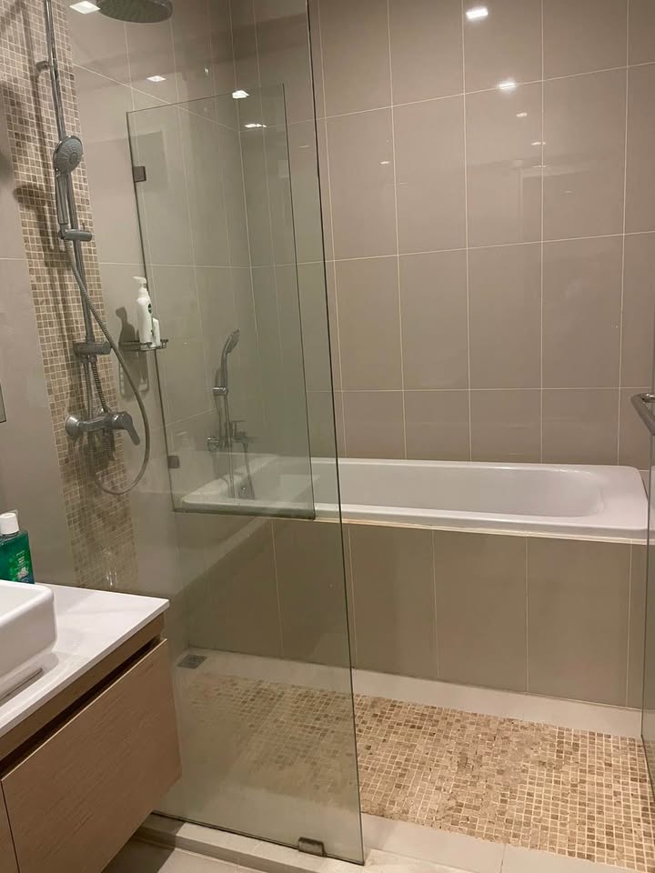1-bed 1-bath 45 sqm condo on 35th floor at Q Asoke. Prime location near MRT. Tenanted until Apr 2026. For sale at 8MB. High-rise, fully furnished unit.