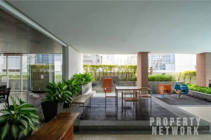 Spacious 1-bed, 1-bath 61 sqm unit on 14th floor at Siri Residence. Features 2 balconies and closed kitchen. For sale at ฿10.5M. Contact us for a viewing today!