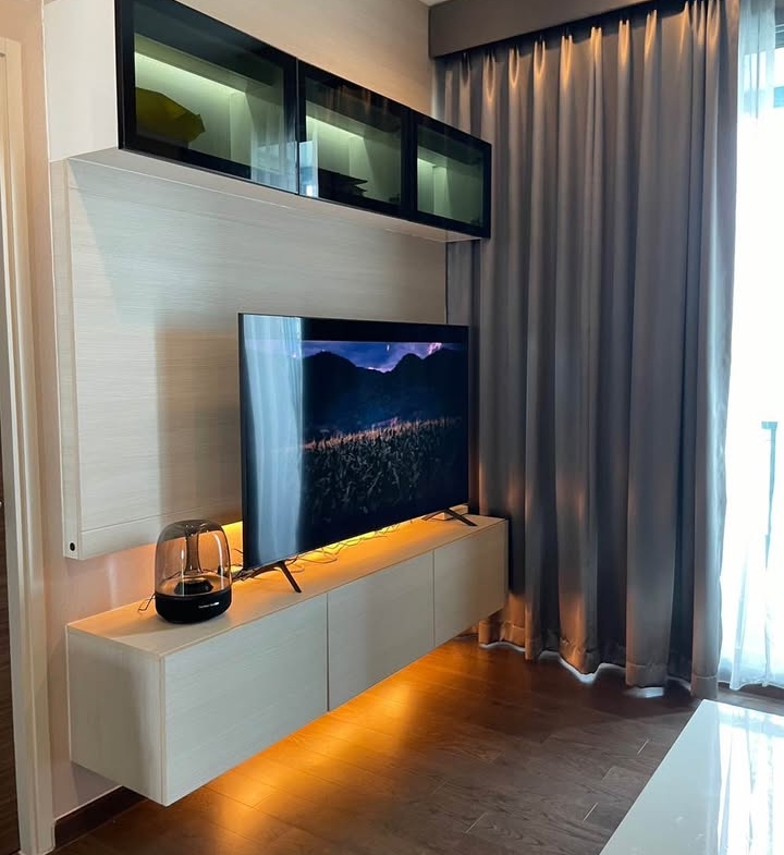 1-bed 1-bath 45 sqm condo on 35th floor at Q Asoke. Prime location near MRT. Tenanted until Apr 2026. For sale at 8MB. High-rise, fully furnished unit.