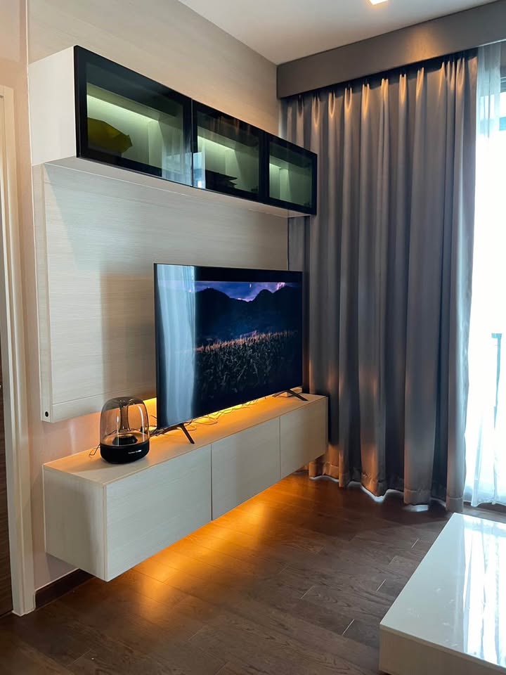 1-bed 1-bath 45 sqm condo on 35th floor at Q Asoke. Prime location near MRT. Tenanted until Apr 2026. For sale at 8MB. High-rise, fully furnished unit.