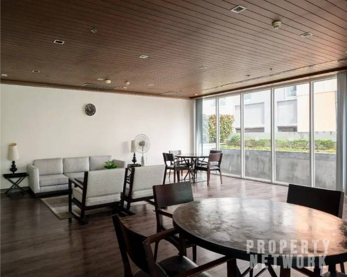 Spacious 1-bed, 1-bath 61 sqm unit on 14th floor at Siri Residence. Features 2 balconies and closed kitchen. For sale at ฿10.5M. Contact us for a viewing today!