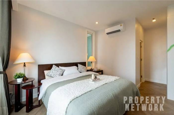 Spacious 1-bed, 1-bath 61 sqm unit on 14th floor at Siri Residence. Features 2 balconies and closed kitchen. For sale at ฿10.5M. Contact us for a viewing today!