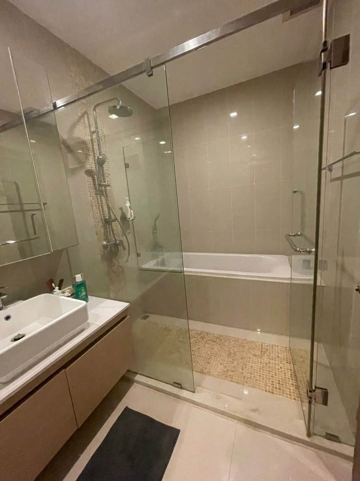 1-bed 1-bath 45 sqm condo on 35th floor at Q Asoke. Prime location near MRT. Tenanted until Apr 2026. For sale at 8MB. High-rise, fully furnished unit.