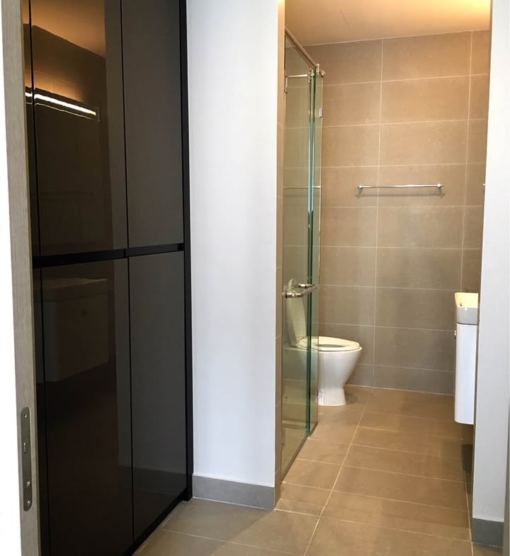 Modern 1-bed condo at Noble Ploenchit, 47 sq.m, garden view, private lift access. Located near BTS Ploenchit. Fully equipped and ready to move in.