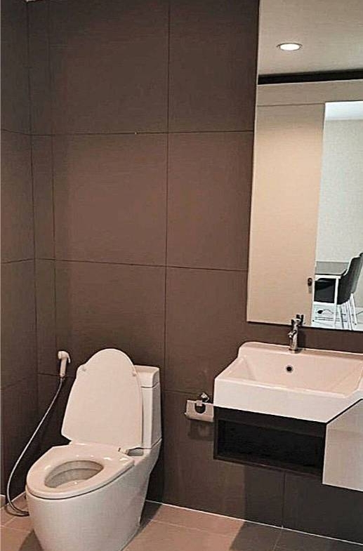 Pet-friendly 2-bed, 2-bath condo at Estella Ekkamai, 59.42 sqm, fully furnished, 24th floor, top facilities. Only 35,000 THB/month. Available March 31, 2025.