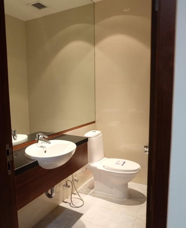 Elegant 3-bed, 4-bath, 220 sqm condo at Royal Residence Park with maid’s quarter, near Lumpini Park. Full facilities, ready to move in. Rent 150,000 THB/month.