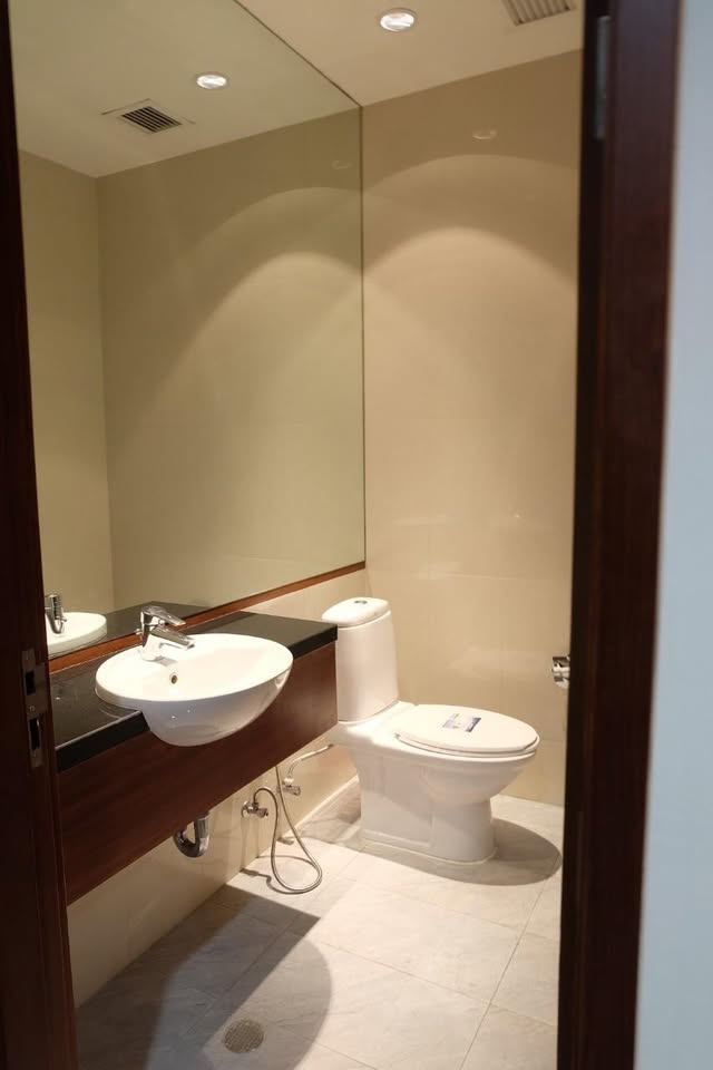 Elegant 3-bed, 4-bath, 220 sqm condo at Royal Residence Park with maid’s quarter, near Lumpini Park. Full facilities, ready to move in. Rent 150,000 THB/month.