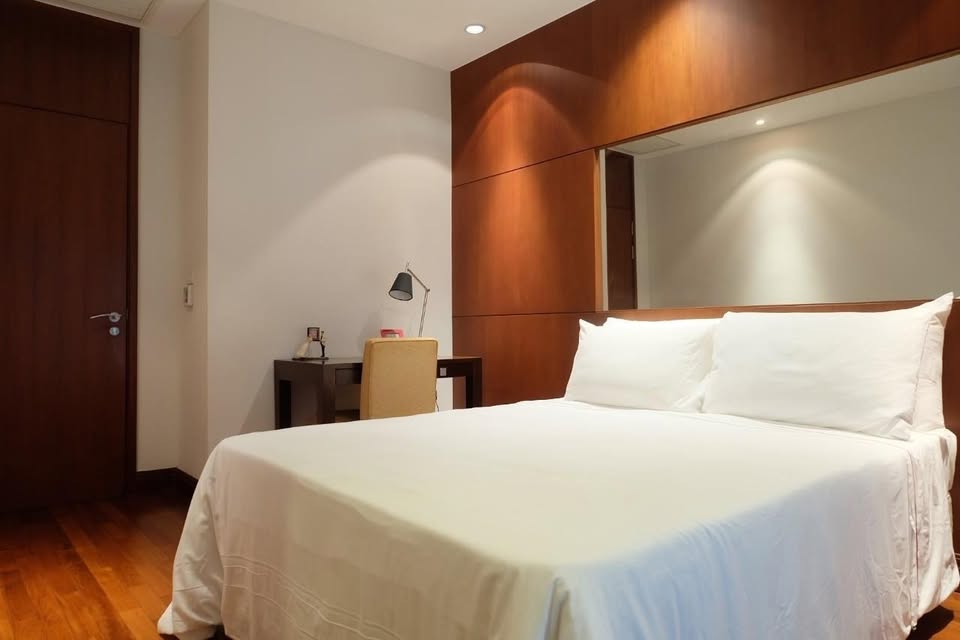 Elegant 3-bed, 4-bath, 220 sqm condo at Royal Residence Park with maid’s quarter, near Lumpini Park. Full facilities, ready to move in. Rent 150,000 THB/month.