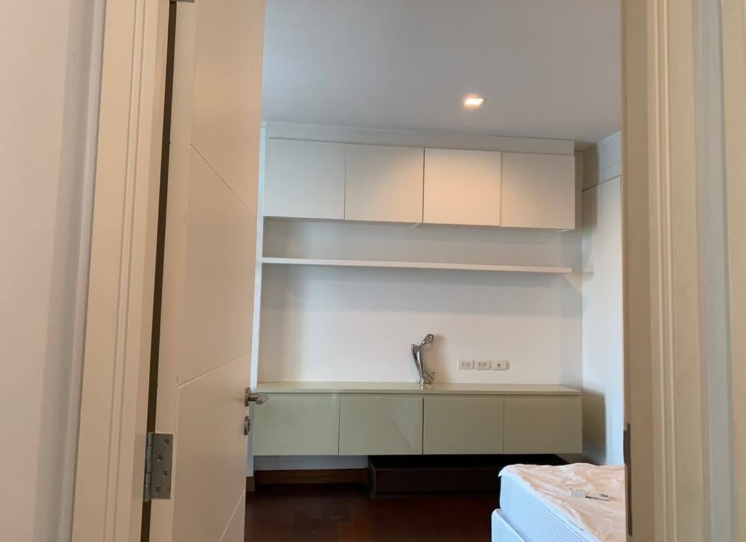 Spacious 4-bed condo at Ivy Thonglor, 198 sq.m, fully furnished on the 24th floor. Rent 130,000 THB/month. Prime Sukhumvit 55 location. BTS Thonglor nearby.