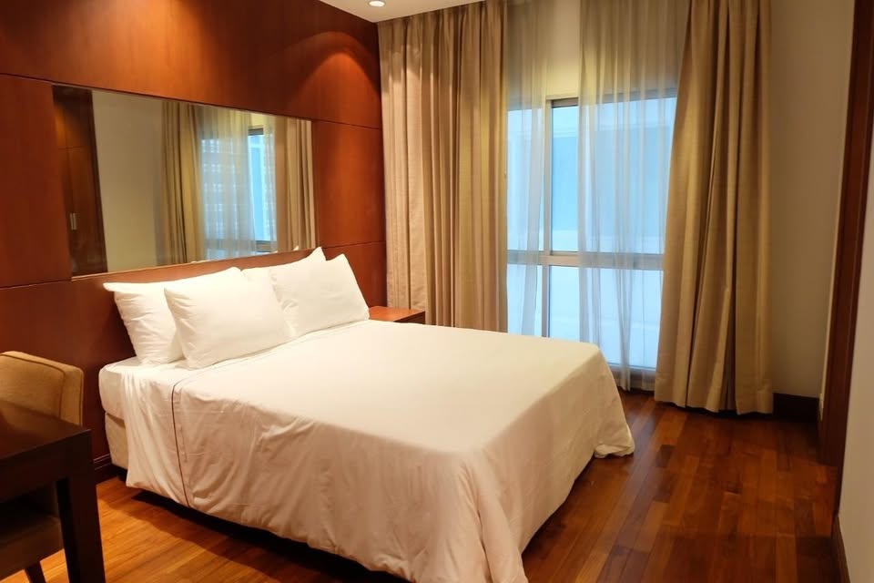 Elegant 3-bed, 4-bath, 220 sqm condo at Royal Residence Park with maid’s quarter, near Lumpini Park. Full facilities, ready to move in. Rent 150,000 THB/month.