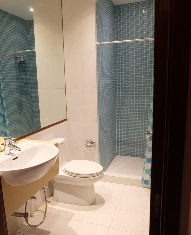 Elegant 3-bed, 4-bath, 220 sqm condo at Royal Residence Park with maid’s quarter, near Lumpini Park. Full facilities, ready to move in. Rent 150,000 THB/month.