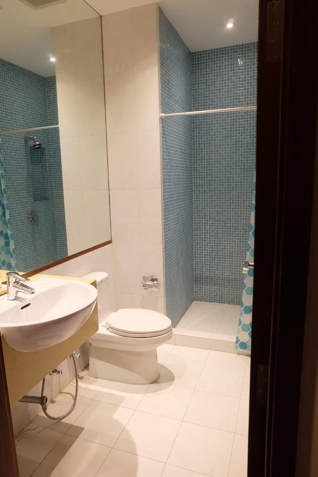 Elegant 3-bed, 4-bath, 220 sqm condo at Royal Residence Park with maid’s quarter, near Lumpini Park. Full facilities, ready to move in. Rent 150,000 THB/month.