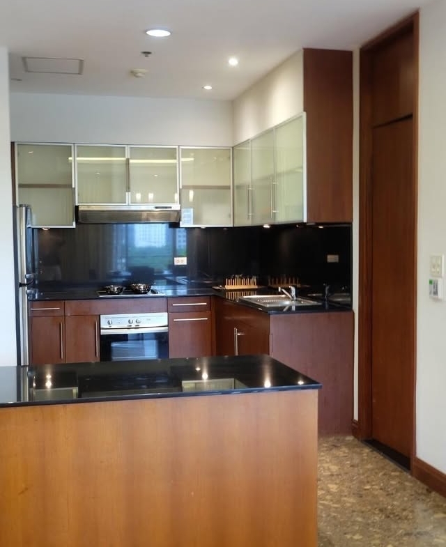 Elegant 3-bed, 4-bath, 220 sqm condo at Royal Residence Park with maid’s quarter, near Lumpini Park. Full facilities, ready to move in. Rent 150,000 THB/month.