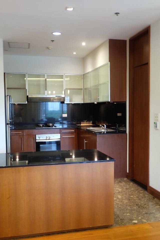 Elegant 3-bed, 4-bath, 220 sqm condo at Royal Residence Park with maid’s quarter, near Lumpini Park. Full facilities, ready to move in. Rent 150,000 THB/month.