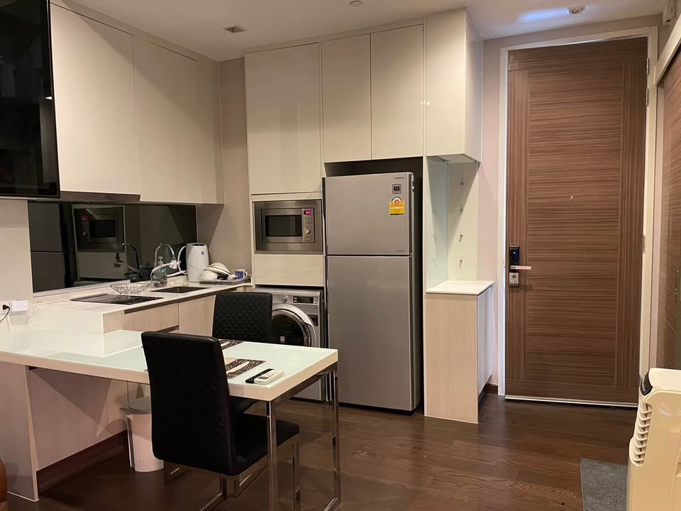 1-bed 1-bath 45 sqm condo on 35th floor at Q Asoke. Prime location near MRT. Tenanted until Apr 2026. For sale at 8MB. High-rise, fully furnished unit.