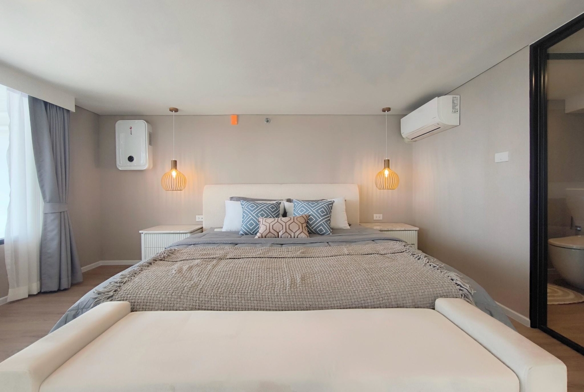 Modern 2-bed, 2-bath duplex condo at Siamese Rama 9. 65 sq.m on 17F, fully furnished. Just minutes to MRT Rama 9. Rent 55,000 THB/month. Ready to move in.
