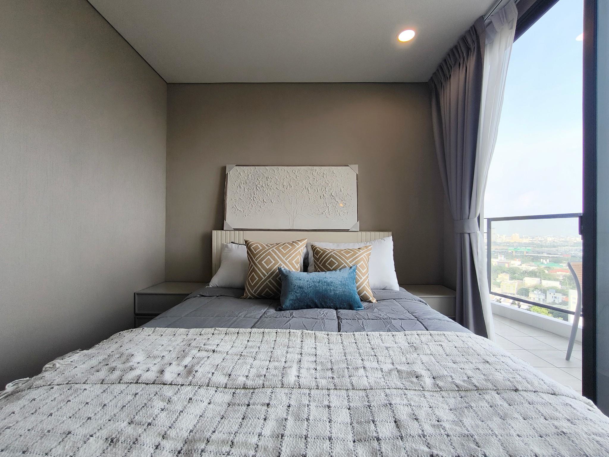 Modern 2-bed, 2-bath duplex condo at Siamese Rama 9. 65 sq.m on 17F, fully furnished. Just minutes to MRT Rama 9. Rent 55,000 THB/month. Ready to move in.