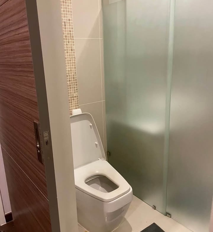 1-bed 1-bath 45 sqm condo on 35th floor at Q Asoke. Prime location near MRT. Tenanted until Apr 2026. For sale at 8MB. High-rise, fully furnished unit.