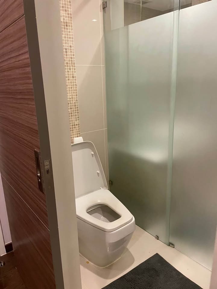 1-bed 1-bath 45 sqm condo on 35th floor at Q Asoke. Prime location near MRT. Tenanted until Apr 2026. For sale at 8MB. High-rise, fully furnished unit.