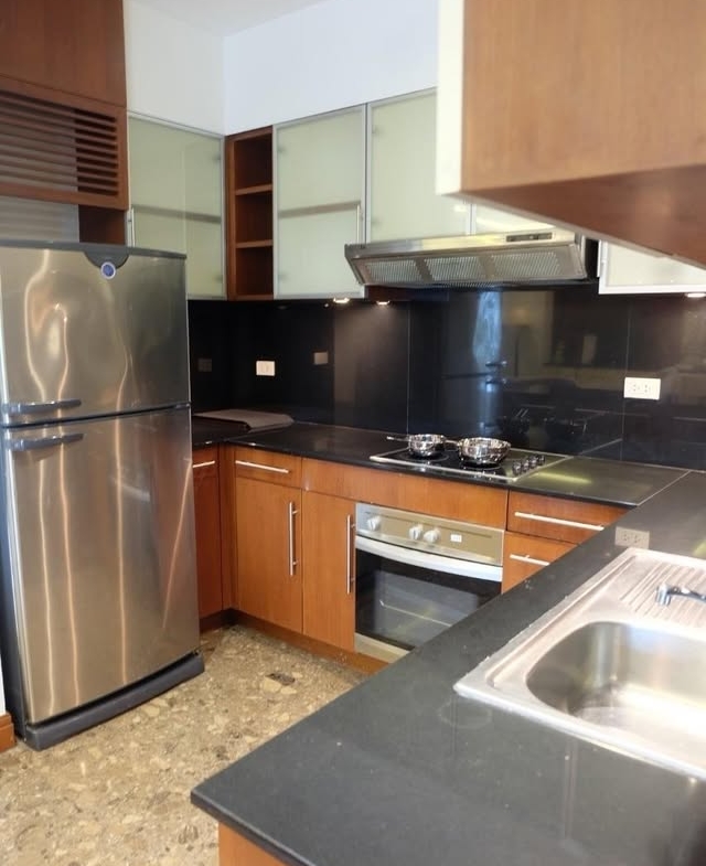 Elegant 3-bed, 4-bath, 220 sqm condo at Royal Residence Park with maid’s quarter, near Lumpini Park. Full facilities, ready to move in. Rent 150,000 THB/month.