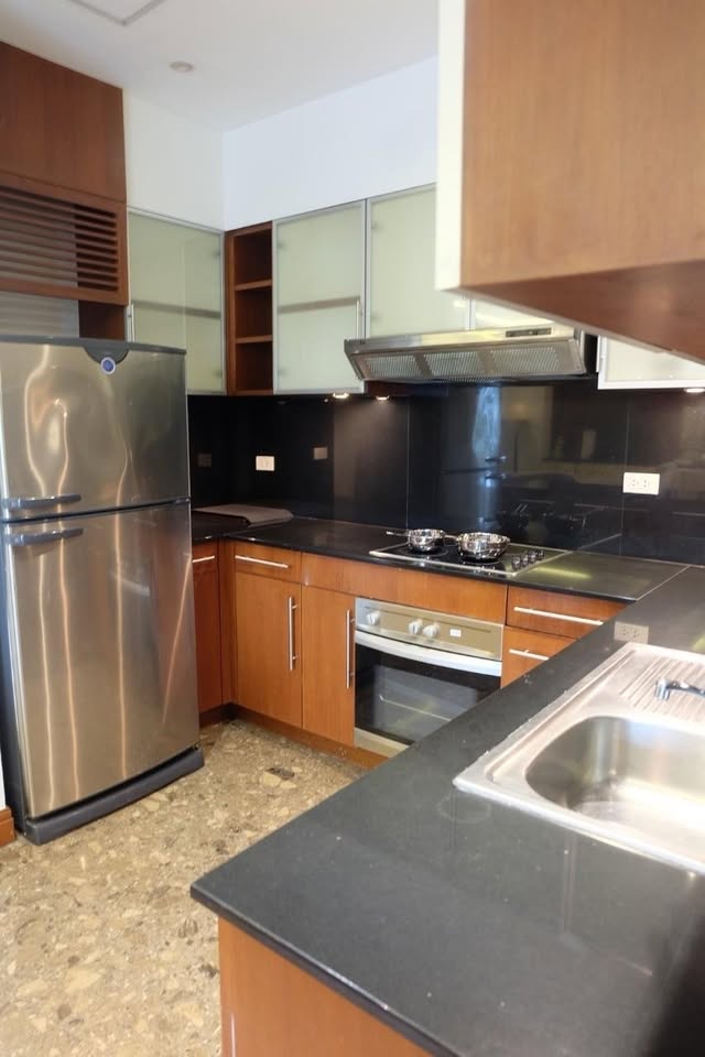 Elegant 3-bed, 4-bath, 220 sqm condo at Royal Residence Park with maid’s quarter, near Lumpini Park. Full facilities, ready to move in. Rent 150,000 THB/month.