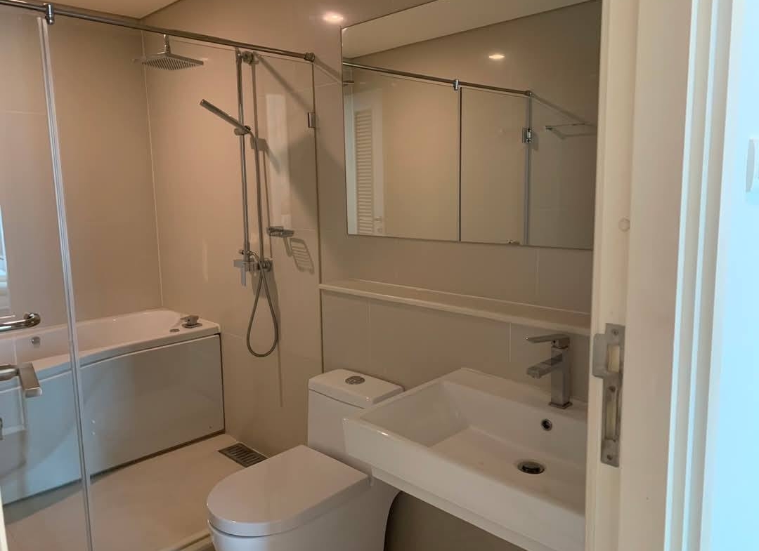 Spacious 4-bed condo at Ivy Thonglor, 198 sq.m, fully furnished on the 24th floor. Rent 130,000 THB/month. Prime Sukhumvit 55 location. BTS Thonglor nearby.