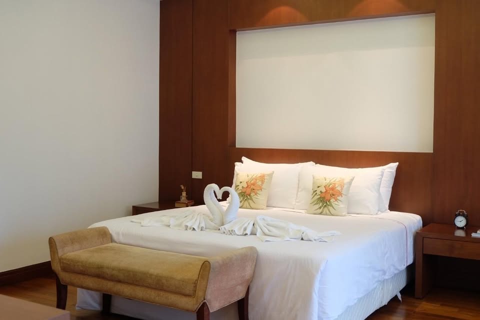 Elegant 3-bed, 4-bath, 220 sqm condo at Royal Residence Park with maid’s quarter, near Lumpini Park. Full facilities, ready to move in. Rent 150,000 THB/month.