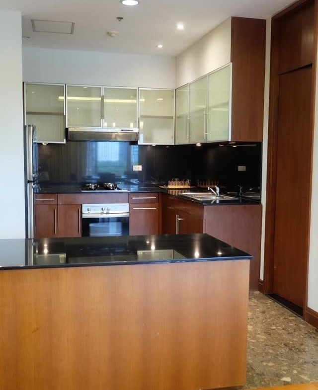 Elegant 3-bed, 4-bath, 220 sqm condo at Royal Residence Park with maid’s quarter, near Lumpini Park. Full facilities, ready to move in. Rent 150,000 THB/month.