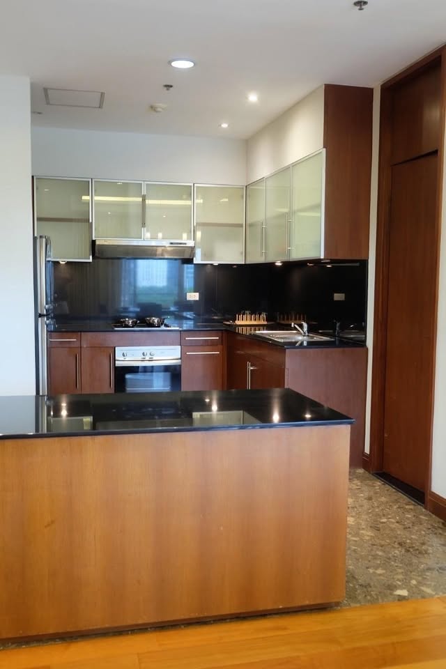 Elegant 3-bed, 4-bath, 220 sqm condo at Royal Residence Park with maid’s quarter, near Lumpini Park. Full facilities, ready to move in. Rent 150,000 THB/month.