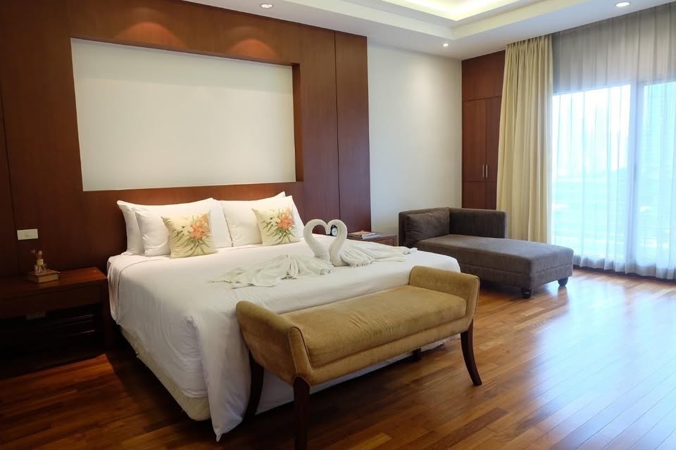 Elegant 3-bed, 4-bath, 220 sqm condo at Royal Residence Park with maid’s quarter, near Lumpini Park. Full facilities, ready to move in. Rent 150,000 THB/month.