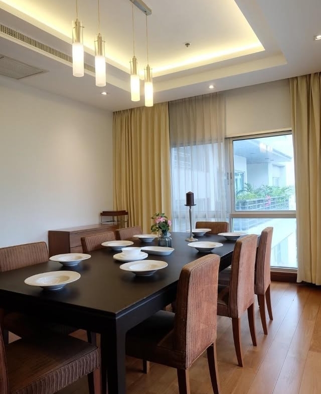 Elegant 3-bed, 4-bath, 220 sqm condo at Royal Residence Park with maid’s quarter, near Lumpini Park. Full facilities, ready to move in. Rent 150,000 THB/month.