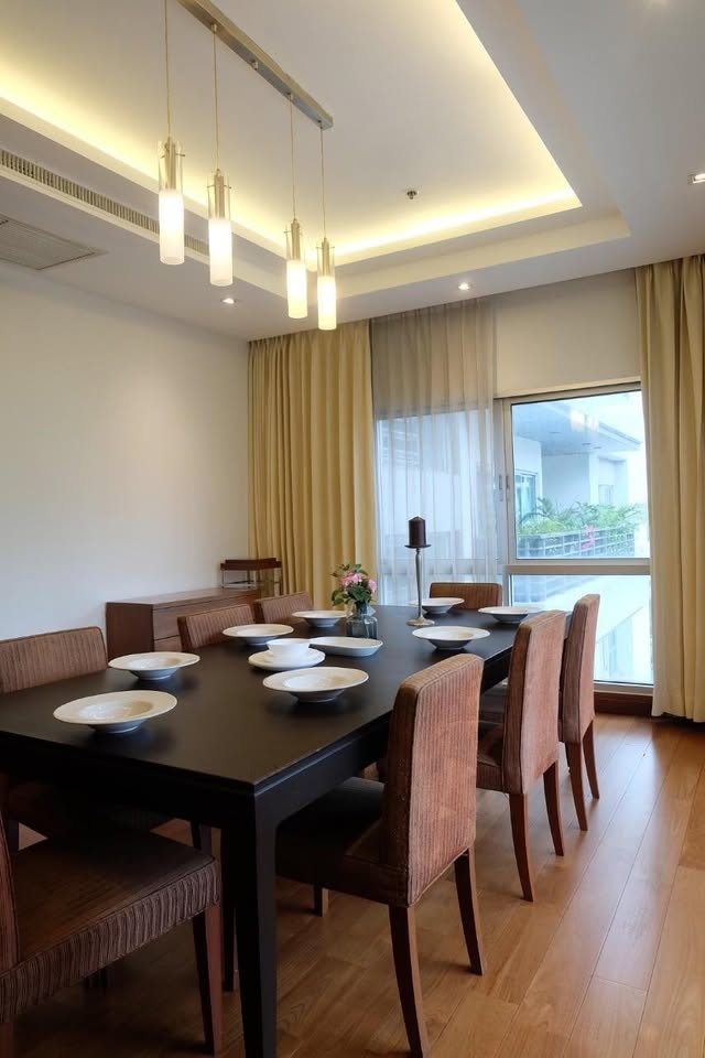 Elegant 3-bed, 4-bath, 220 sqm condo at Royal Residence Park with maid’s quarter, near Lumpini Park. Full facilities, ready to move in. Rent 150,000 THB/month.