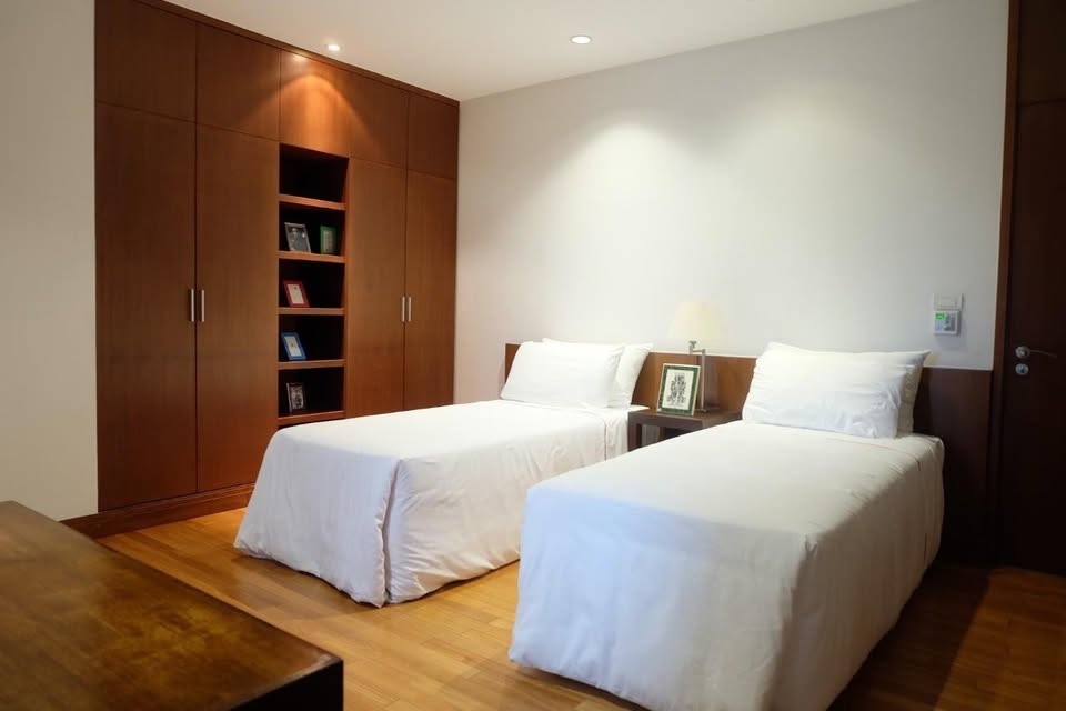 Elegant 3-bed, 4-bath, 220 sqm condo at Royal Residence Park with maid’s quarter, near Lumpini Park. Full facilities, ready to move in. Rent 150,000 THB/month.